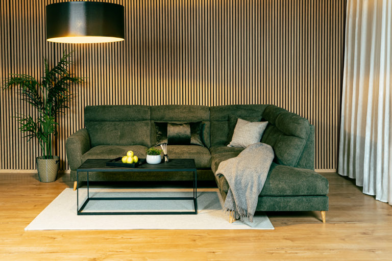 In picture: Marion Open End Right. Fabric: Sense 4156. Leg: 50, oak.
