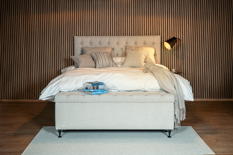 In picture: Continental C20 bed180x200cm. Top mattress: Heaven. Headboard: Windsor. Fabric: Next105. Leg:124.