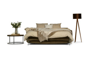 In picture: Vela 3. Fabric: Noom 2726.