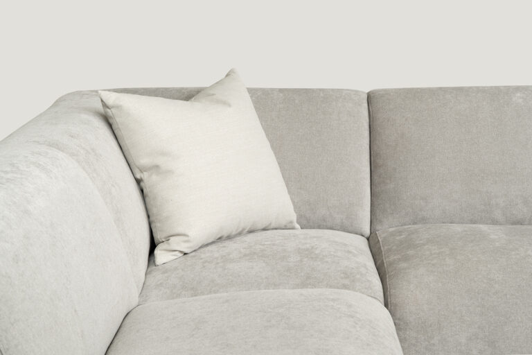 In picture: Deco pillow 50x50 cm. Fabric: Nuevo 4680.